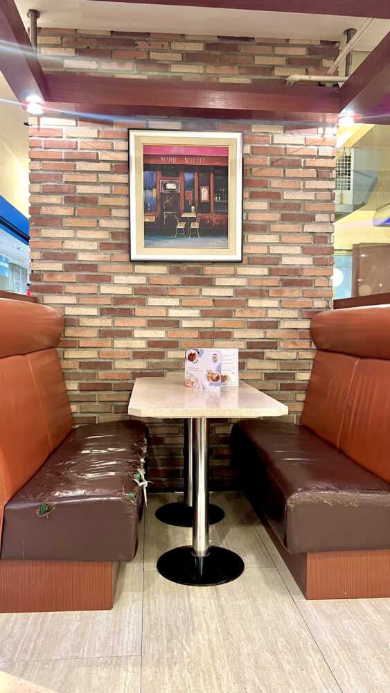 diner-style-dining-area-at-the-french-baker-sm-city-cebu