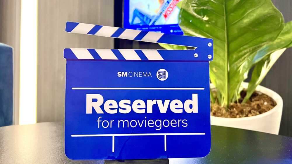 centrepiece-at-the-top-of-the-table-in-waiting-area-lounge-at-directors-club-sm-city-cebu
