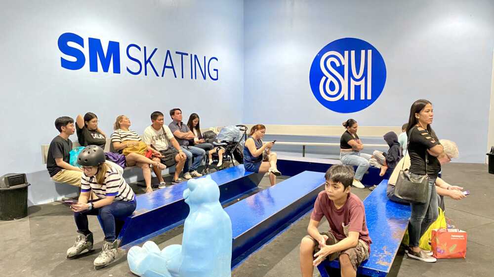 visitors-area-visitors-lounge-changing-shoes-area-at-sm-skating-sm-seaside