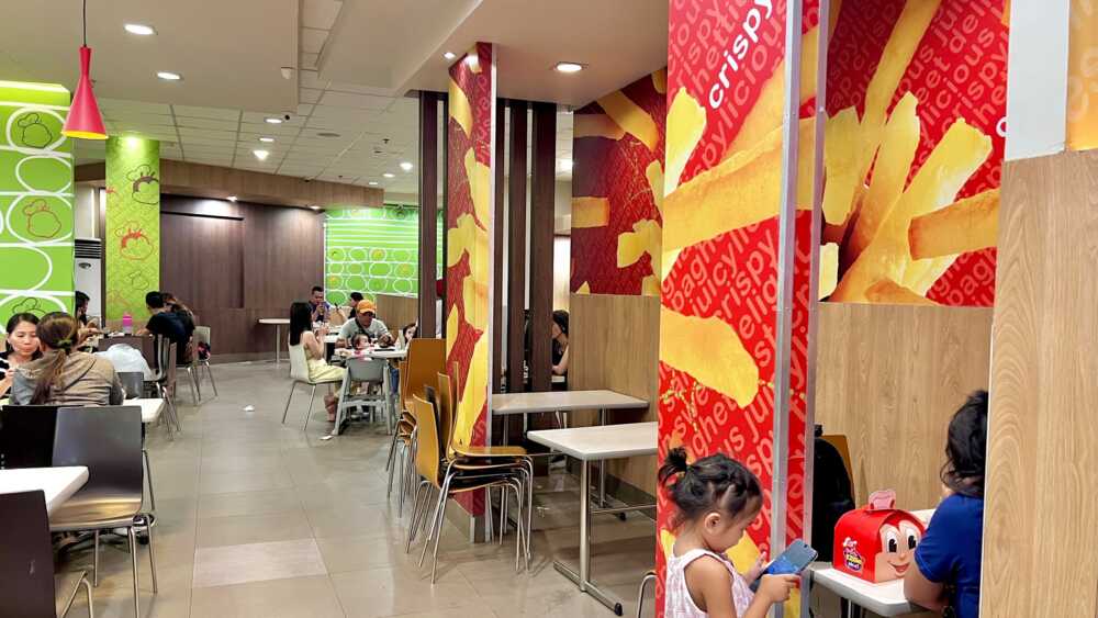dining-area-at-jollibee-sm-city-cebu
