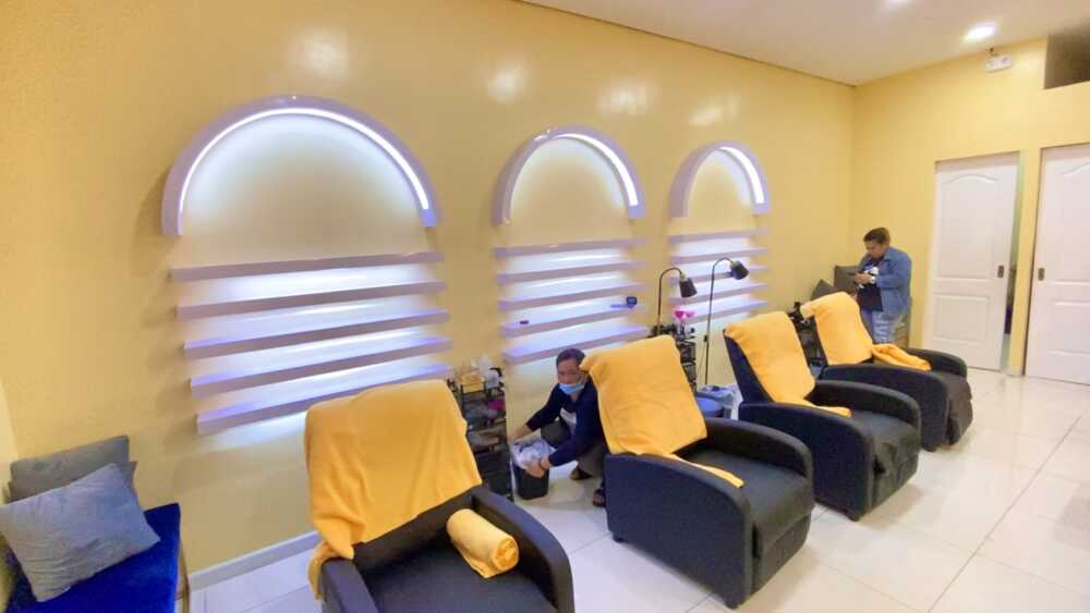 reclining-chairs-to-sit-in-comfort-while-pampering-your-brows-and-lashes-at-brows-038-shine-dazzled-beauty-lab
