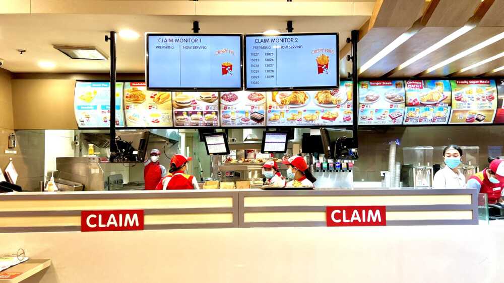 claiming-orders-beside-counter-cashier-at-jollibee-sm-city-cebu
