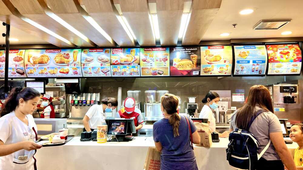 cashier-staff-at-jollibee-sm-city-cebu