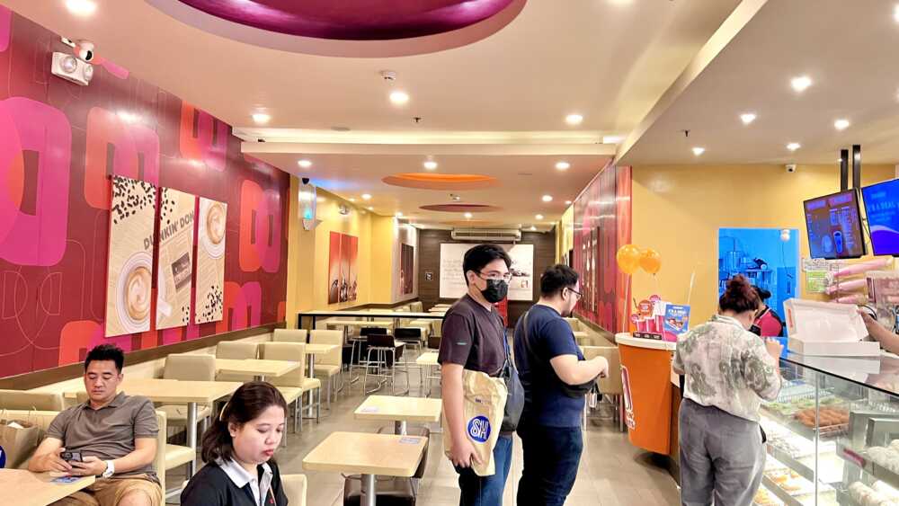 dining-area-at-dunkin-donut-sm-city-cebu