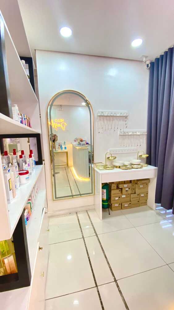 customer-s-selfie-mirror-stowage-at-brows-038-shine-dazzled-beauty-lab