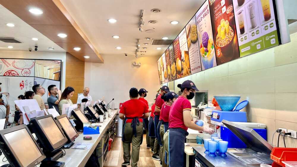 cashier-staff-at-chowking-sm-city-cebu