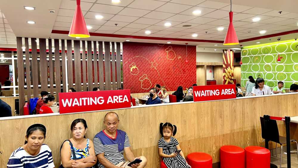 waiting-area-at-jollibee-sm-city-cebu