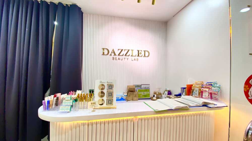 counter-cashier-at-brows-038-shine-dazzled-beauty-lab