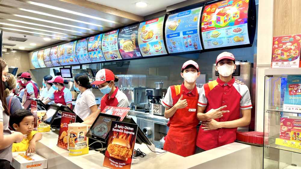 friendly-staff-at-jollibee-sm-city-cebu